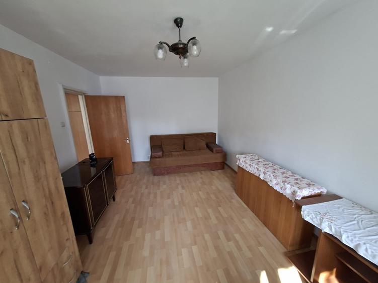 Apartament cu 2 camere, decomandat, etajul 2/10, zona Dacia - 1