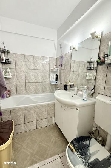 Apartament cu 3 camere semidecomandat în Calea Galați