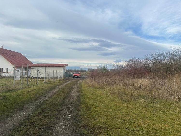 Teren de 1105 mp, în Sânpetru