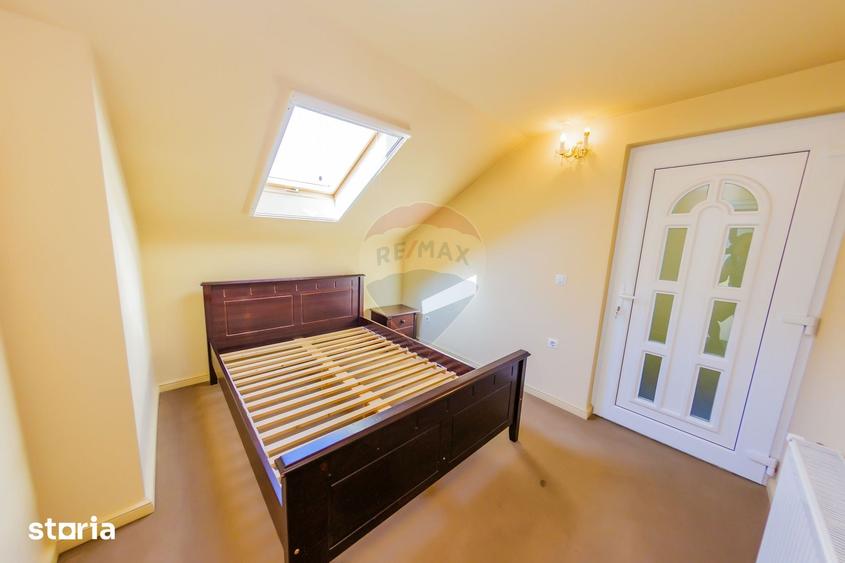 Casa cu 7 camere, 10 ari de vanzare la drumul principal cu 2 intrari - 12