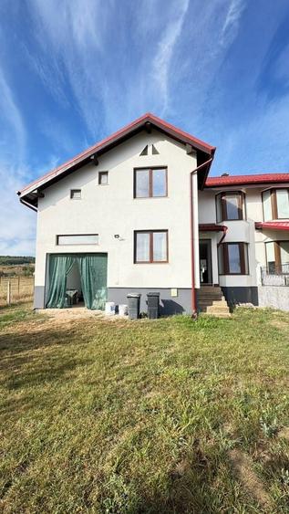Duplex cu 5 camere cu Canalizare în Micești
