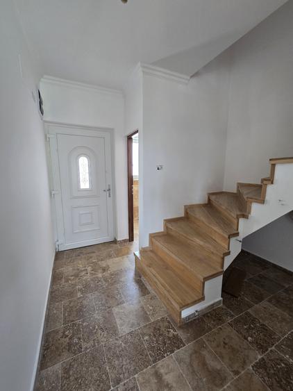 Casă cu 4 camere cu Canalizare în Giroc