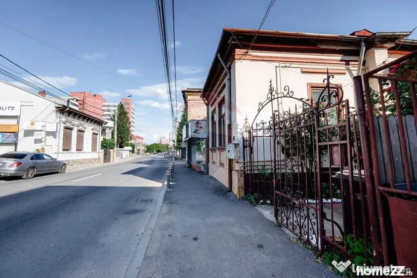 Casă cu 7 camere cu Teren 422 Mp în Central