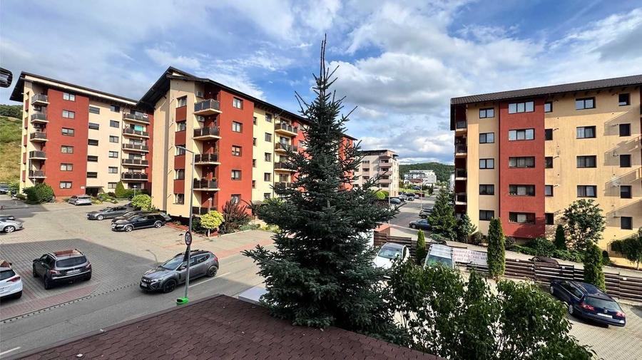 Apartament cu 3 camere semidecomandat în Florești