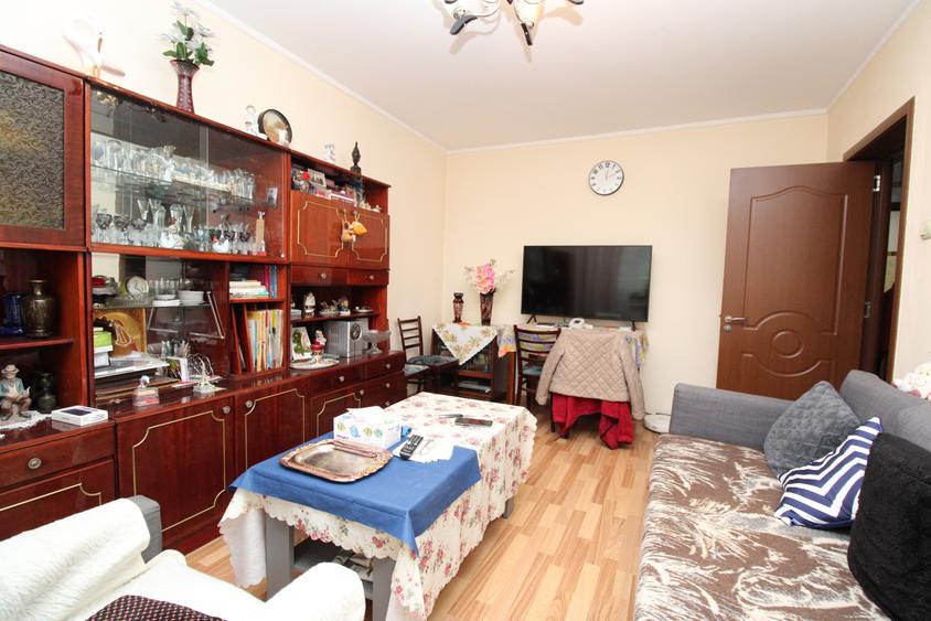 Apartament cu 3 camere decomandat în Drumul Taberei