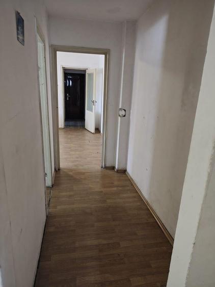 Apartament cu 3 camere semidecomandat în Craiovița Nouă