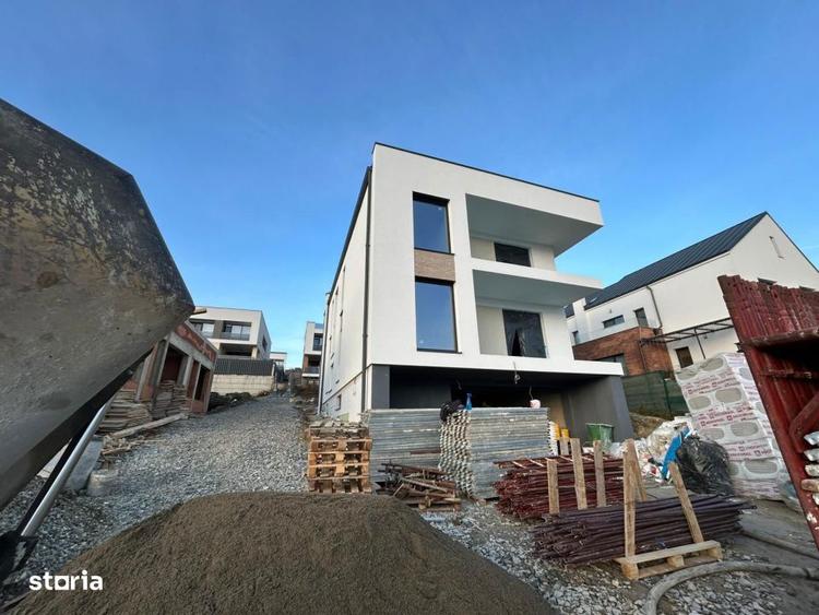 Casă cu 8 camere cu Teren 598 Mp în Central