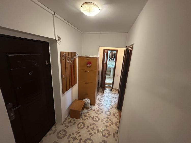 Apartament cu 4 camere semidecomandat, mobilat în Berceni