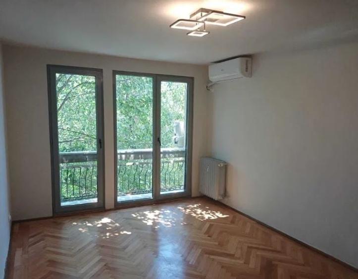 Apartament cu 3 camere semidecomandat în Titan