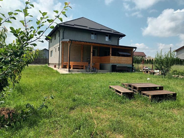 Casă cu 4 camere în Valea Călugărească