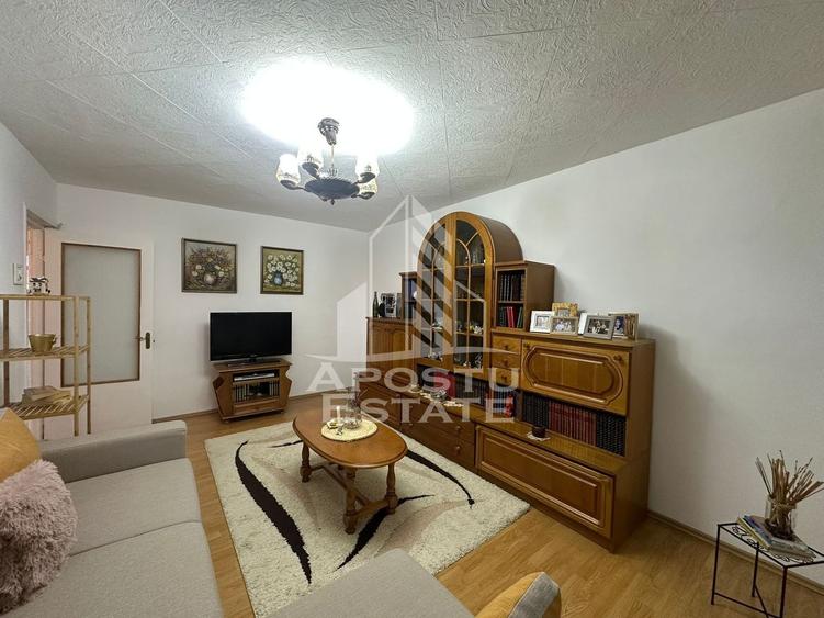 Apartament cu 3 camere decomandat, mobilat în Micălaca
