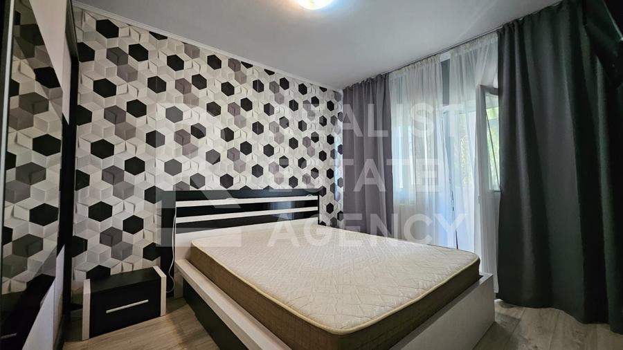 Apartament cu 4 camere decomandat, mobilat în Central