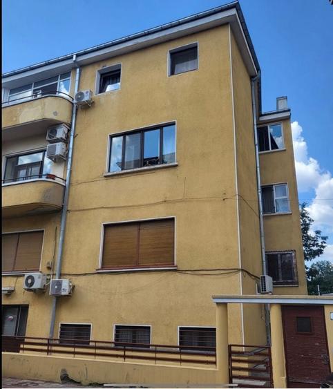 Apartament cu 2 camere decomandat în Victoriei