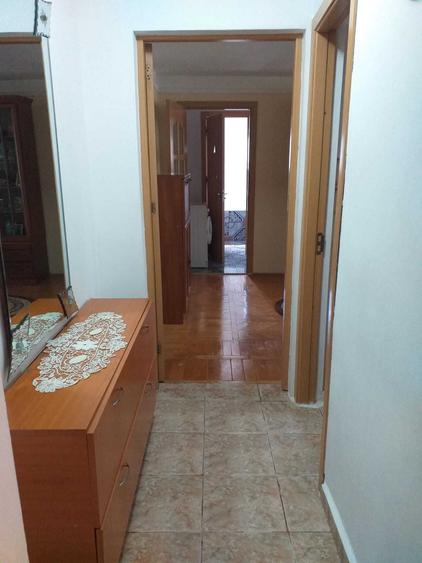 Apartament cu 3 camere semidecomandat în Crâng