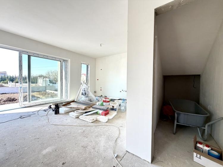 Duplex cu 5 camere cu Canalizare în Dumbrăvița