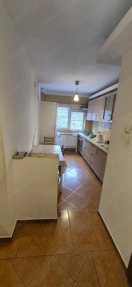 Apartament cu 3 camere semidecomandat, mobilat în Titan