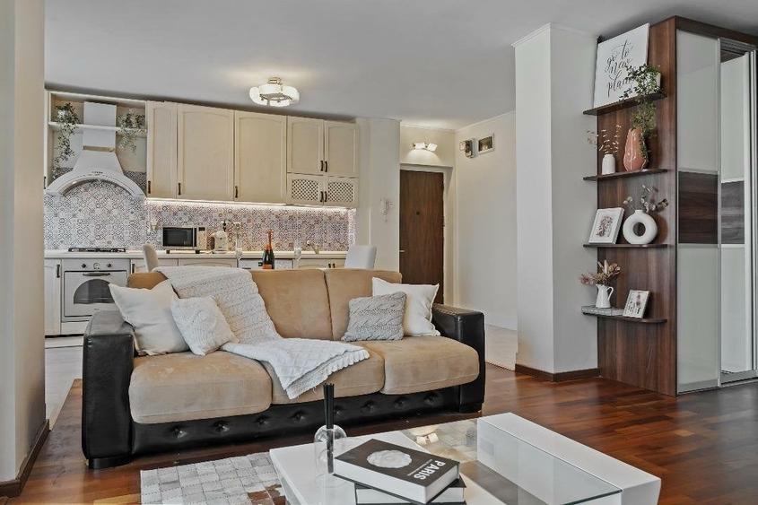 Apartament cu 2 camere semidecomandat, mobilat în P-ța Romană