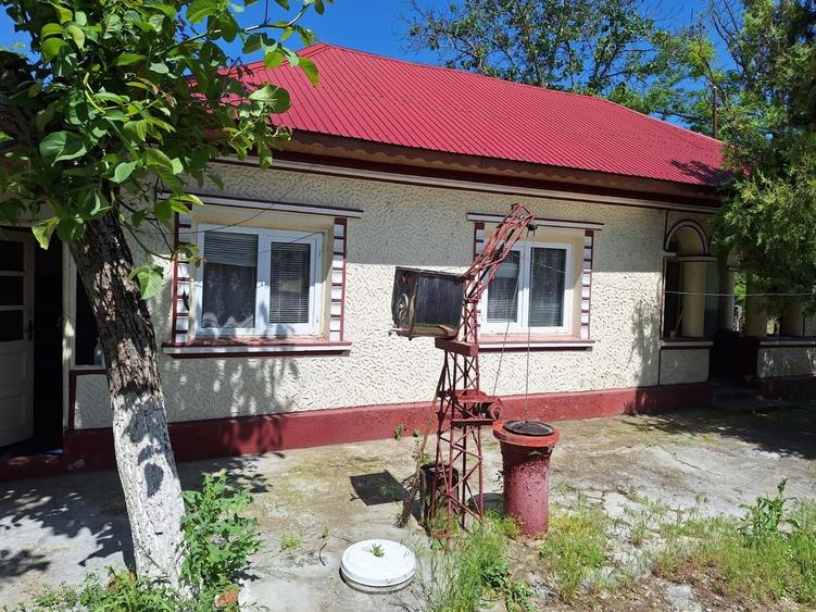 Casă cu 2 camere cu Teren 1734 Mp în Central