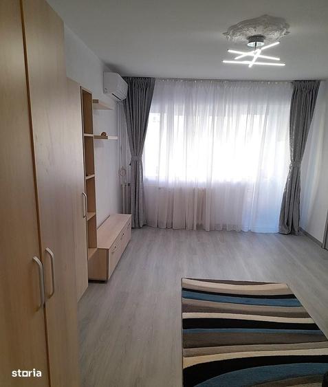 Apartament cu 3 camere semidecomandat în Tineretului