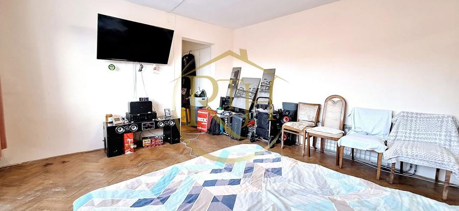 Apartament cu 3 camere semidecomandat în Girocului