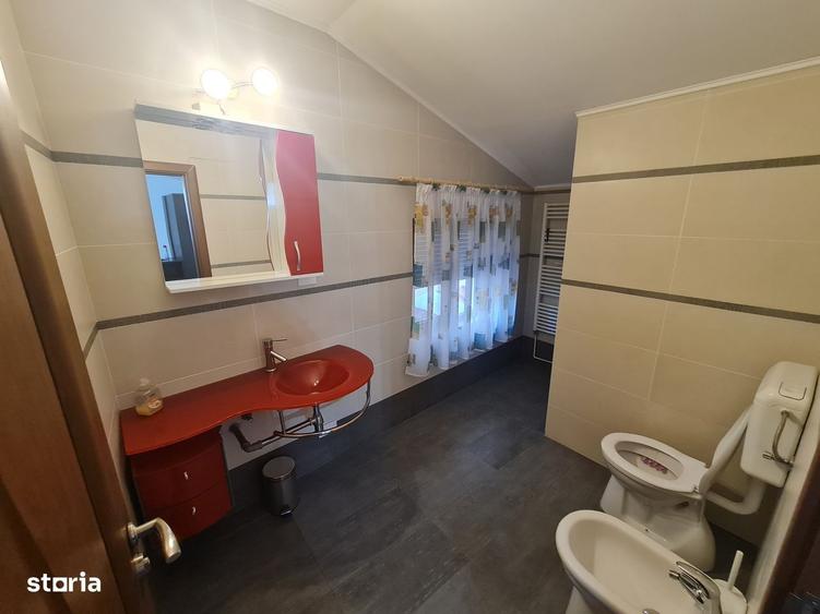 Casă cu 4 camere decomandat în Central