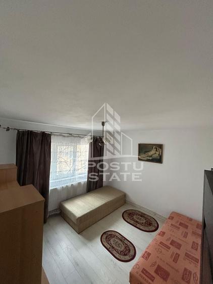 Apartament cu 3 camere semidecomandat în Aradului