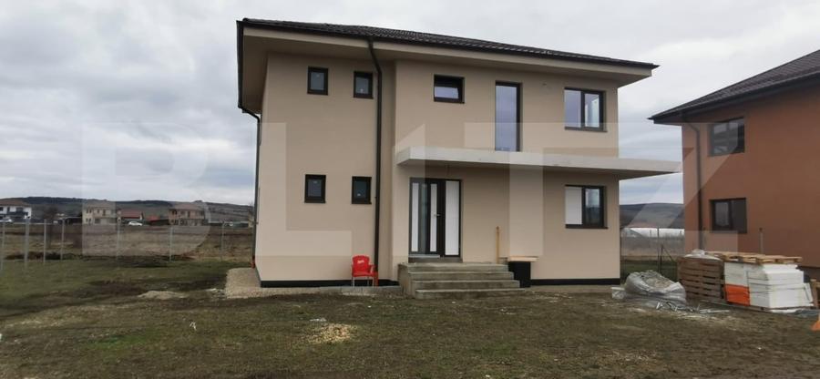 Casă individuală cu 4 camere cu Canalizare în Jucu de Sus