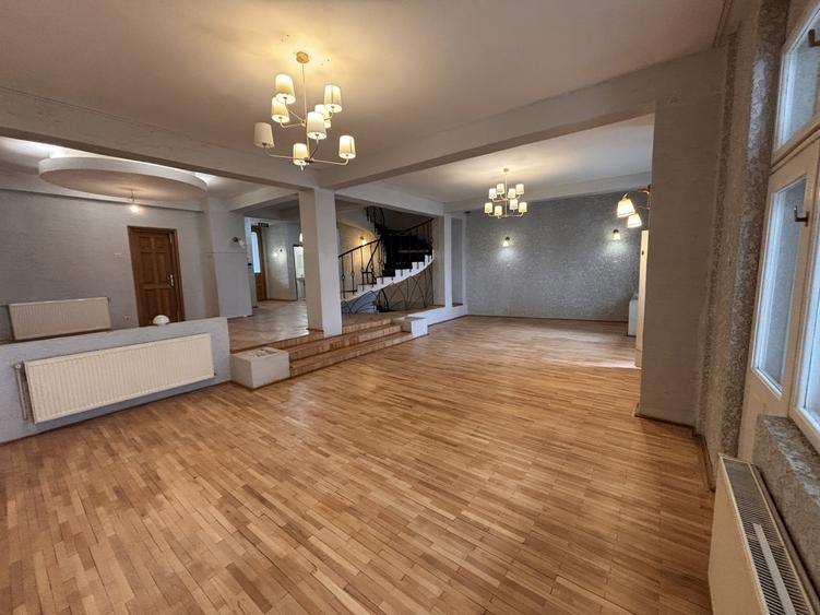 Casă individuală cu 14 camere cu Canalizare în Calea Călărașilor