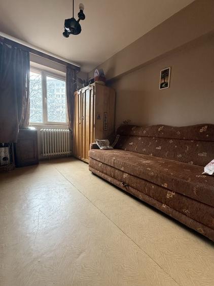 Apartament cu 3 camere semidecomandat în Tineretului
