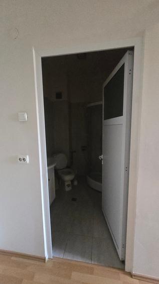 Casă individuală cu 10 camere cu Canalizare în Central