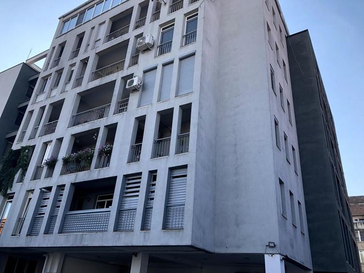Apartament cu 3 camere decomandat în Ghiroda