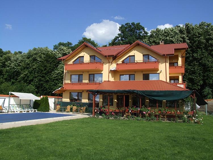 Casă cu 14 camere cu Teren 1600 Mp în Șanțu-Florești