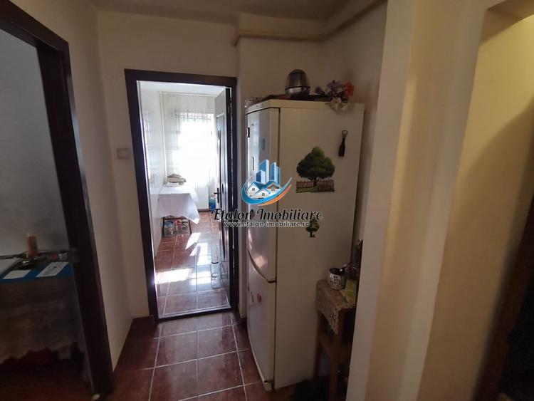 Apartament cu 3 camere semidecomandat în Periferie