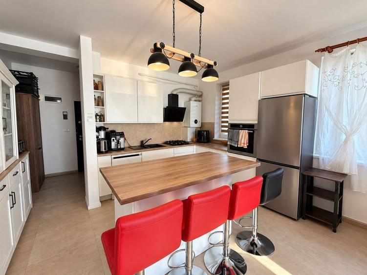 Apartament cu 3 camere semidecomandat, mobilat în Dumbrăvița