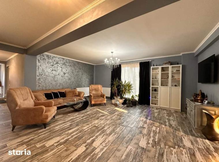 Casă cu 5 camere cu Teren 1400 Mp în Central