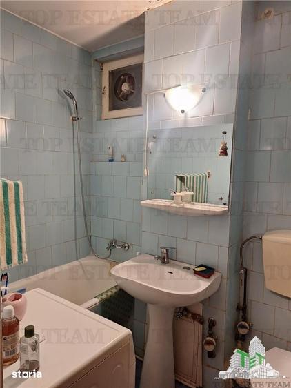 Apartament cu 3 camere semidecomandat în Tei