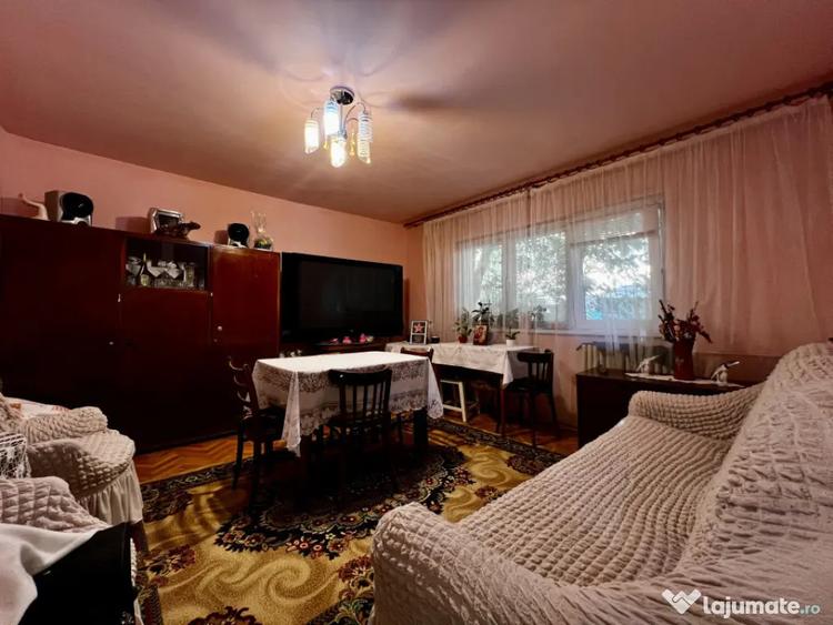 Apartament cu 3 camere decomandat, mobilat în Central