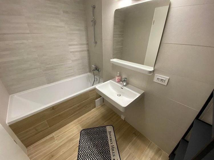 Apartament cu 3 camere decomandat în Tractorul