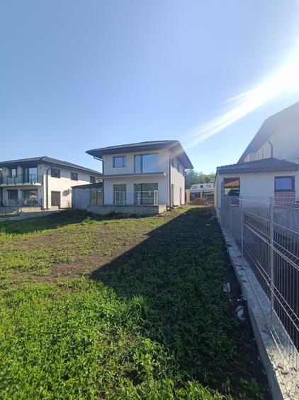 Casă cu 5 camere cu Garaj în Exterior Nord