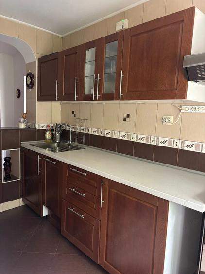 Apartament cu 4 camere semidecomandat în Tineretului
