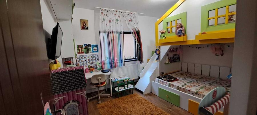 Apartament cu 3 camere semidecomandat în Central