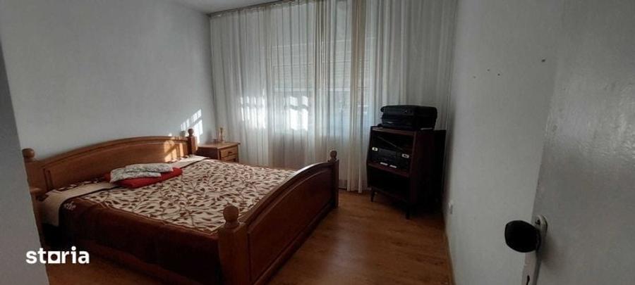 Apartament cu 3 camere decomandat în Tractorul