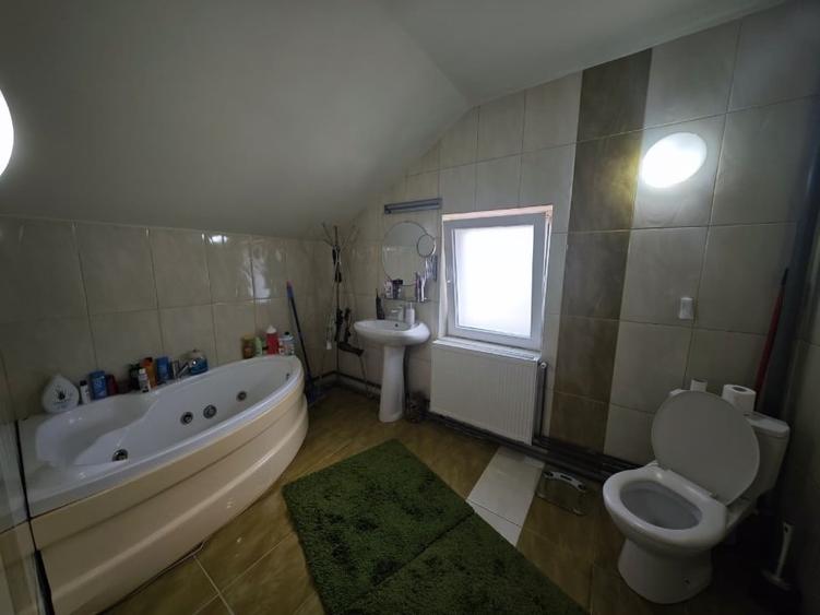 Casă individuală cu 5 camere cu Garaj în Ostratu
