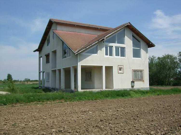 Casă cu 12 camere cu Teren 18000 Mp în Potlogi