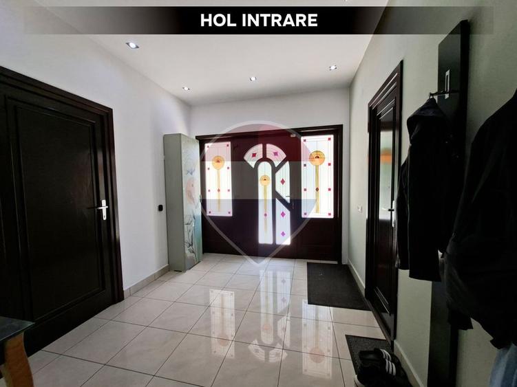 Casă individuală cu 5 camere cu Teren 2055 Mp în Central