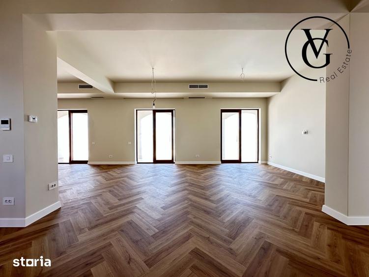 Casă cu 6 camere decomandat cu Piscina în Sud