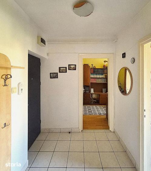 Apartament cu 3 camere semidecomandat în Central