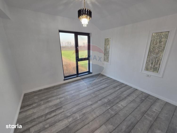 Casă cu 4 camere în Petrești