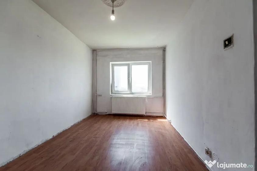 Apartament cu 3 camere semidecomandat în Central