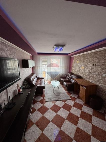 Apartament cu 3 camere decomandat, mobilat în Central